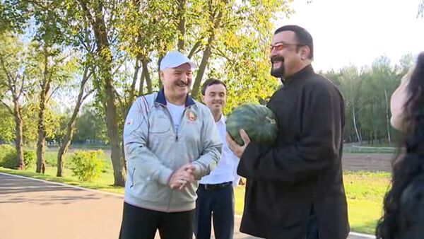 Спутник_Стивен Сигал в гостях у Лукашенко: угощения с грядки и совместное фото - Sputnik Армения