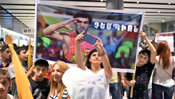 Армянские болельщики собираются в аэропорту Звартноц, чтобы встретить своих Олимпийских призеров  - Sputnik Армения