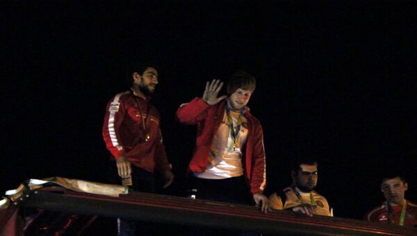 Олимпийские призеры Армении в окружении восторженных болельщиков возвращаются домой - Sputnik Армения