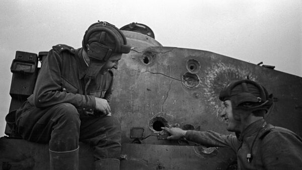 Два советских танкиста сидят на броне подбитого танка - Sputnik Армения