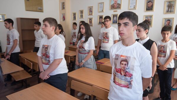 Первое сентября. На майках учеников фото павшего в четырехдневной войне Адама Саакяна - Sputnik Армения
