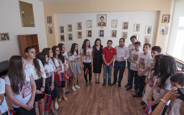 В 114 школе открылся класс имени Адама Саакяна -  павшего в четырехдневной войне - Sputnik Армения