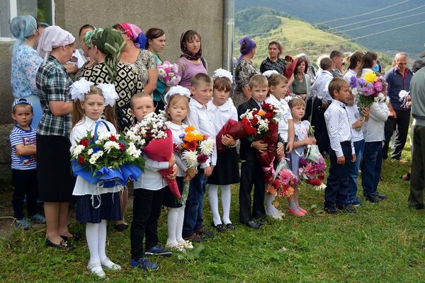 В день знаний ЗАО «ЮКЖД» вновь преподнесло праздничный подарок ученикам школы села Фиолетово В день знаний ЗАО «ЮКЖД» вновь преподнесло праздничный подарок ученикам школы села Фиолетово - Sputnik Արմենիա