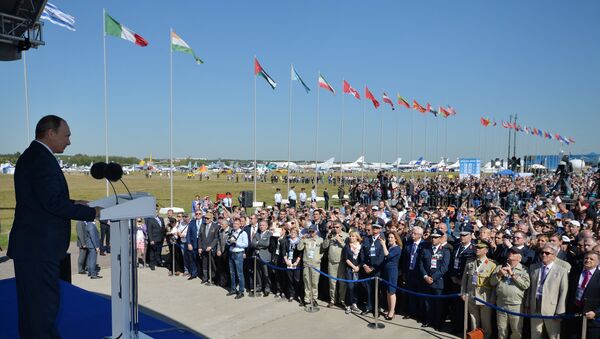Президент РФ В.Путин посетил Международный авиационно-космический салон МАКС-2015 - Sputnik Армения