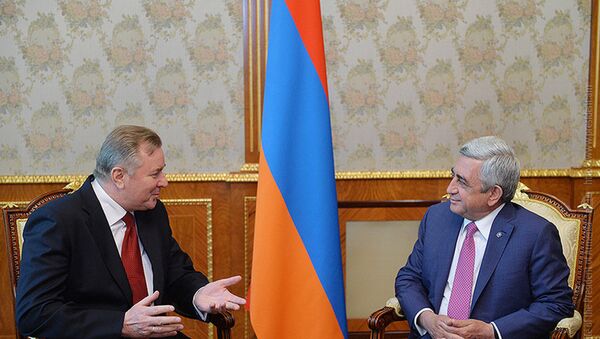 Посол Украины в Армении Иван Кухта и президент Армении Серж Саргсян - Sputnik Армения