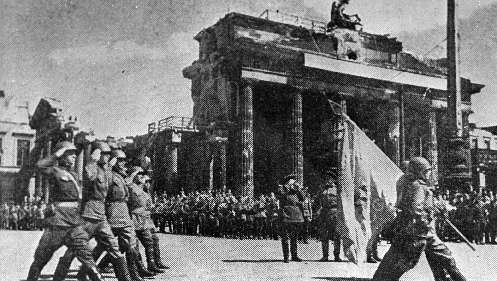 1945 В Берлине у Бранденбургских ворот состоялся парад
