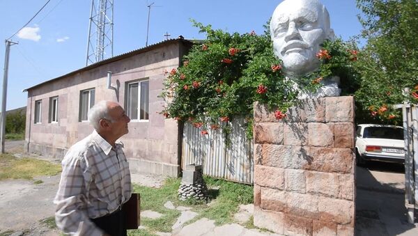 Статуя Ленина была установлена в селе Лернамердз в 1998 году - плашка - Sputnik Армения