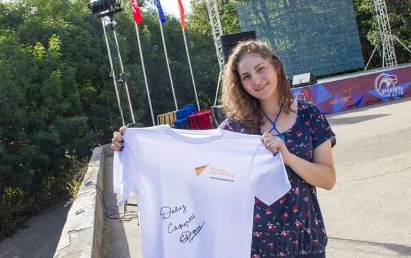 Грануш Арабян с футболкой, подписанной борцом Давидом Сафаряном - Sputnik Армения