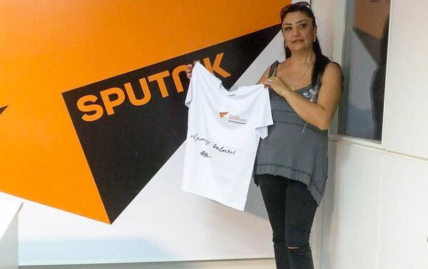 Лиана Хачатрян с футболкой, подписанной гимнастом Артуром Давтяном - Sputnik Армения
