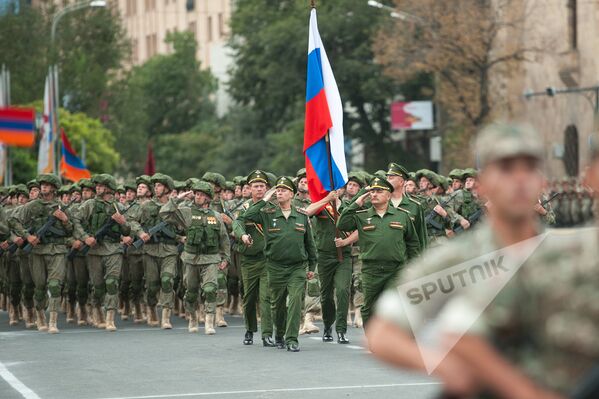 Репетиция парада к 25-й годовщине независимости Армении. Военнослужащие 102-й военной базы ЮВО - Sputnik Армения