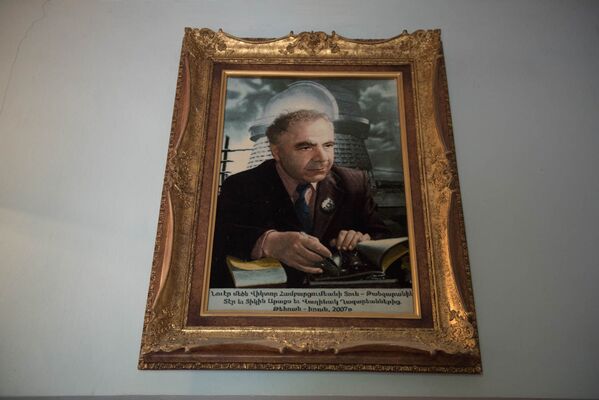 Վիկտոր Համբարձումյանի պատկերով այս գոբելենը, մեծն մաեստրոյի 100-ամյա հոբելյանին նվիրված տուն-թանգարանին է նվիրել Իրանից մի հայ ընտանիք: - Sputnik Արմենիա