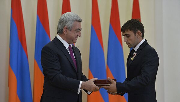 Церемония награждения по случаю 25-й годовщины Независимости Республики Армения в резиденции Президента. Танкист Рафик Крпеян - Sputnik Армения
