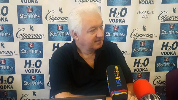 Саркис Ацпанян, на фото в рамке писатель Севан Ншанян - Sputnik Армения