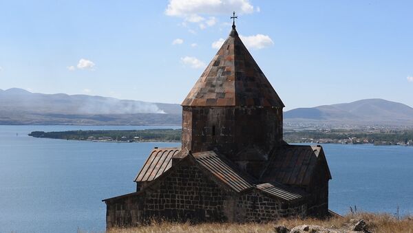 Սևանավանքի վանահայրը պատմում է թերակղզու վրա գտնվող պատմական երկու եկեղեցիների մասին - Sputnik Արմենիա