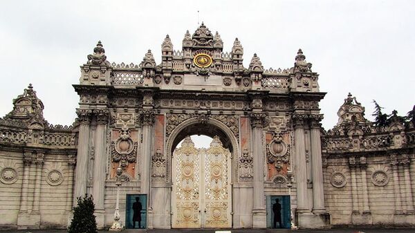 Главные ворота Стамбульского дворца Долмабахче были созданы армянским архитектором Карапетом Баляном - Sputnik Армения