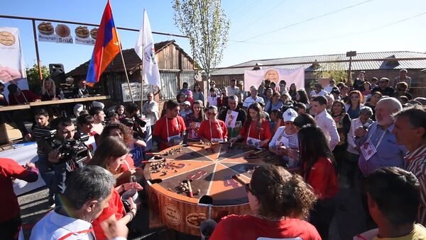 Фестиваль грецкого ореха прошел в армянском Аштараке - Sputnik Армения