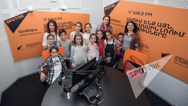 Детский ансамбль Циацан (радуга) в гостях у радио Sputnik Армения - Sputnik Արմենիա