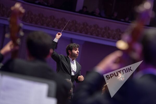 Հայաստանի պետական երիտասարդական նվագախմբի գլխավոր դիրիժոր Սերգեյ Սմբատյանը փառատոնը հարթակ է համարում արտիստների տարբեր սերունդների ներկայացուցիչների համար - Sputnik Արմենիա