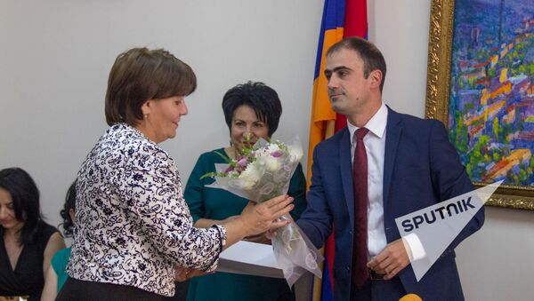 Вручение грамот грамот библиотекарям в честь их профессионального праздника - Sputnik Армения