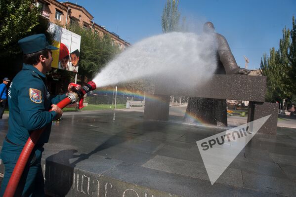 Երևանի հուշարձանները լվացվեցին կամավորների ջանքերով - Sputnik Արմենիա