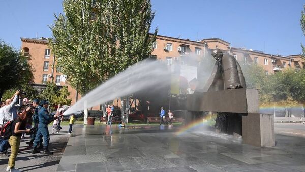 Памятники армянской столицы прошли ежегодный обряд очищения - Sputnik Армения