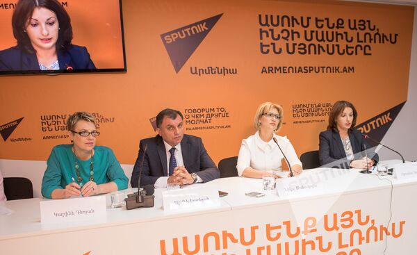 Карине Дноян, Армен Еганян, Ника Манукова и Оксана Дутова в пресс-центре Sputnik Армения Карине Дноян, Армен Еганян, Ника Манукова и Оксана Дутова в пресс-центре Sputnik Армения - Sputnik Армения