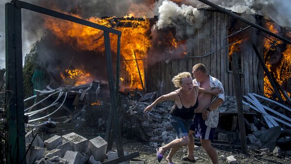Местные жители спасаются от пожара, возникшего в результате авиационного удара вооруженных сил Украины по станице Луганская - Sputnik Արմենիա