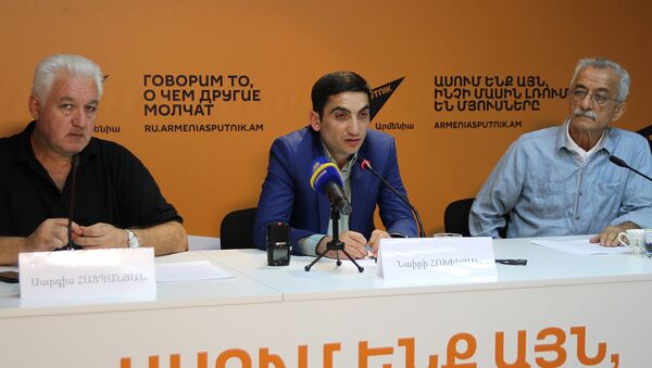 Пресс-конференция, посвященная фильму Солнце не закроешь грязью. Саркис Ацпанян, Наири Охикян и Вазген Калджян - Sputnik Արմենիա