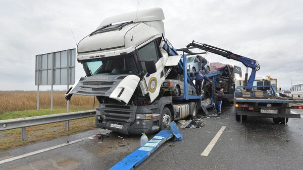 Пассажирский автобус Москва-Ереван врезался в стоящий на дороге грузовик-автовоз - Sputnik Армения