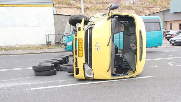 Вследствие аварии на Тбилисском шоссе перевернулся автобус - Sputnik Армения