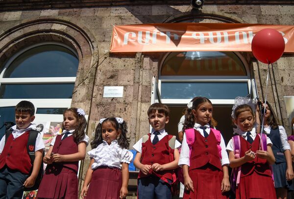Առաջին անգամ առաջին դասարան. սեպտեմբերի 1–ը Երևանում - Sputnik Արմենիա