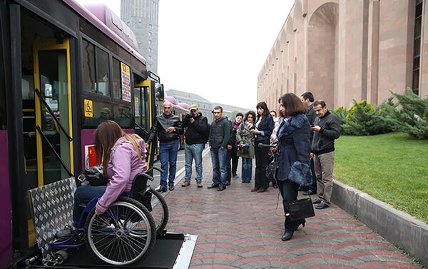 Пять новых автобусов, приспособленных для людей с ограниченными способностями - Sputnik Армения