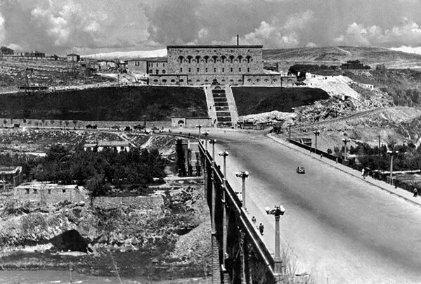 «Արարատ» կոնյակի գործարանը և Հաղթանակի կամուրջը, 1952թ. - Sputnik Արմենիա