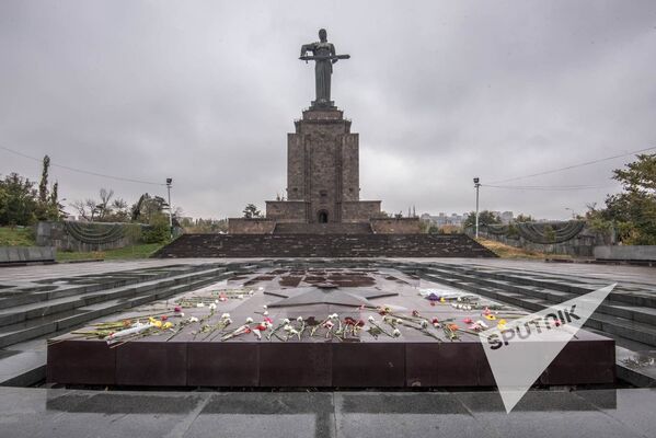 Вечный огонь в память павших солдат в Великой Отечественной войне и скульптура Мать Армения - Sputnik Армения