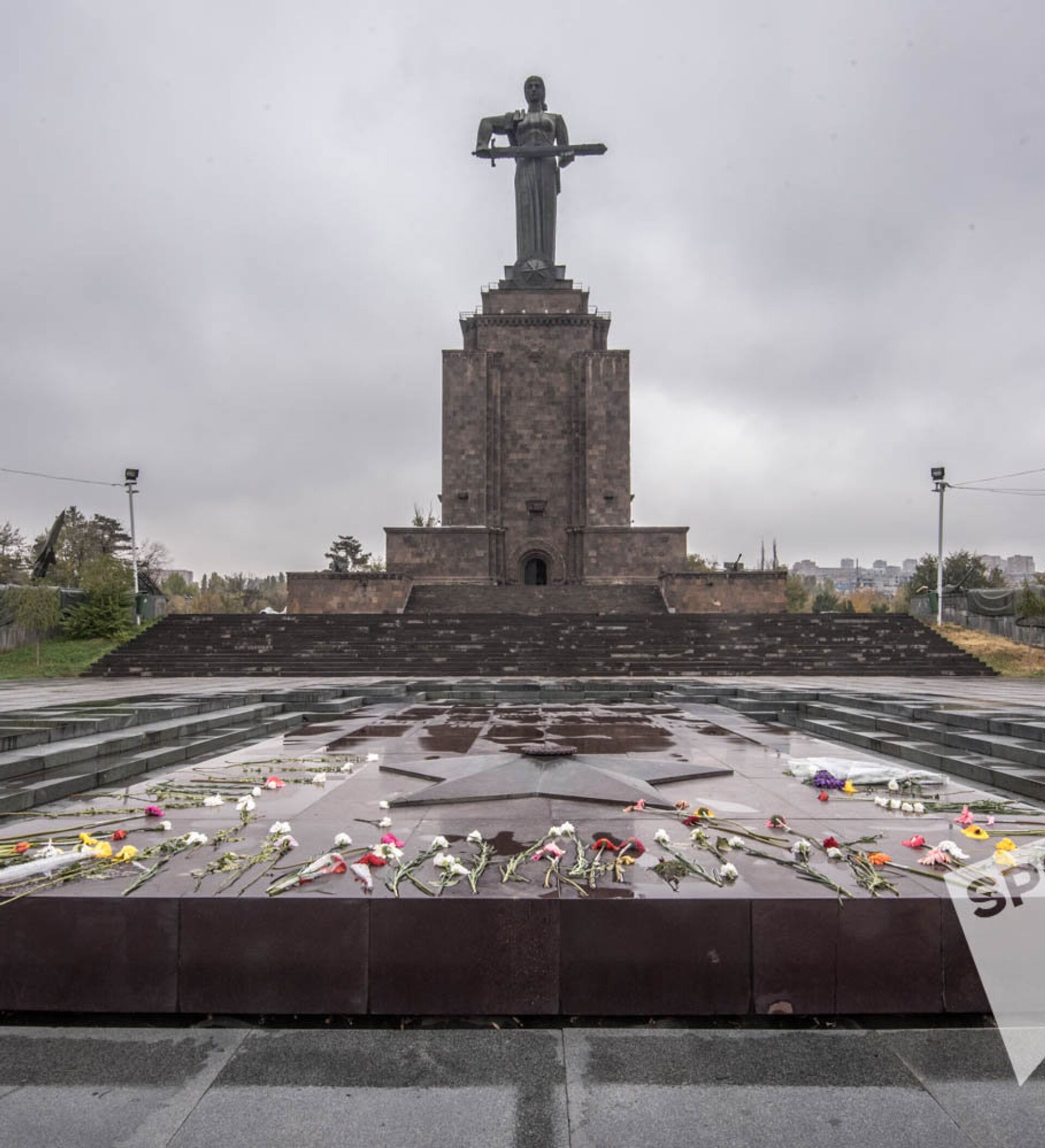 В армении памятник детям. «Мать Армения». Мемориал. Мать-Армения Армения, Ереван, парк Ахтанак. Мемориал «мать Армения»в Гюмри. Монумент Победы в Ереване.