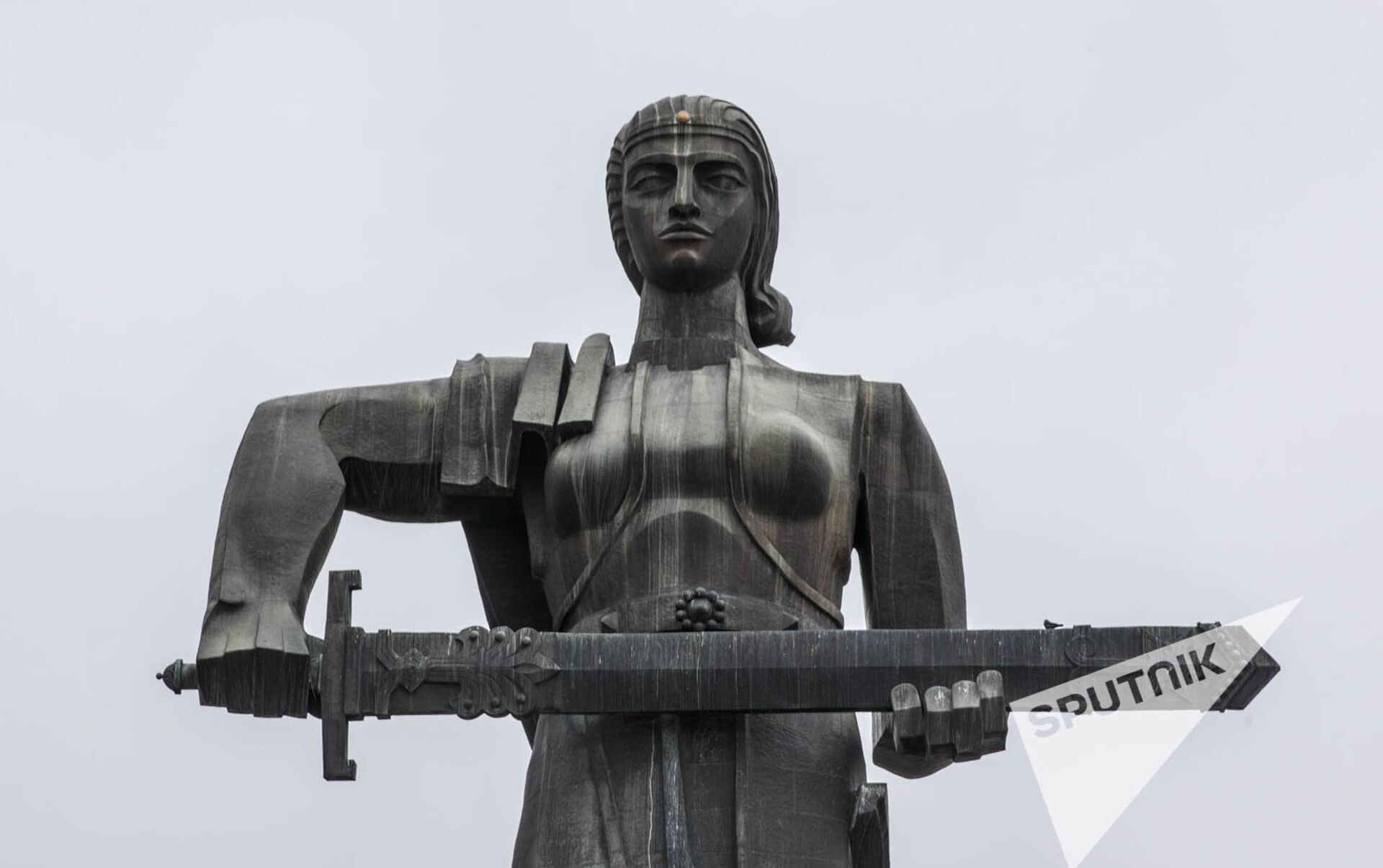 В армении памятник детям. Монумент Родина мать в Ереване. Мать Армения памятник в Ереване. Родина мать в Армении памятник. Статуя мать Армения в Гюмри.