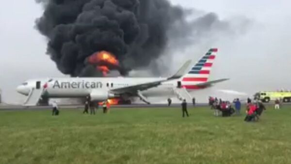 Спутник_Boeing загорелся после неудачного взлета в аэропорту Чикаго. Съемка очевидца - Sputnik Армения