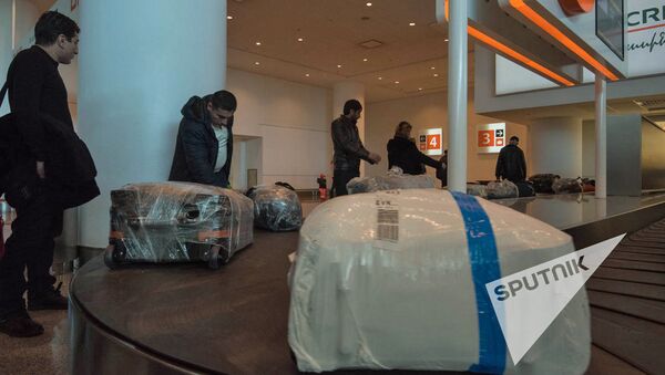 Пассажиры получают багаж в аэропорту Звартноц - Sputnik Армения