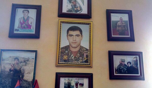 Стенд в память о погибшем во время апрельской войны в Карабахе военнослужащем Викторе Юзиховиче в городе Гюмри Стенд в память о погибшем во время апрельской войны в Карабахе военнослужащем Викторе Юзиховиче в городе Гюмри - Sputnik Արմենիա