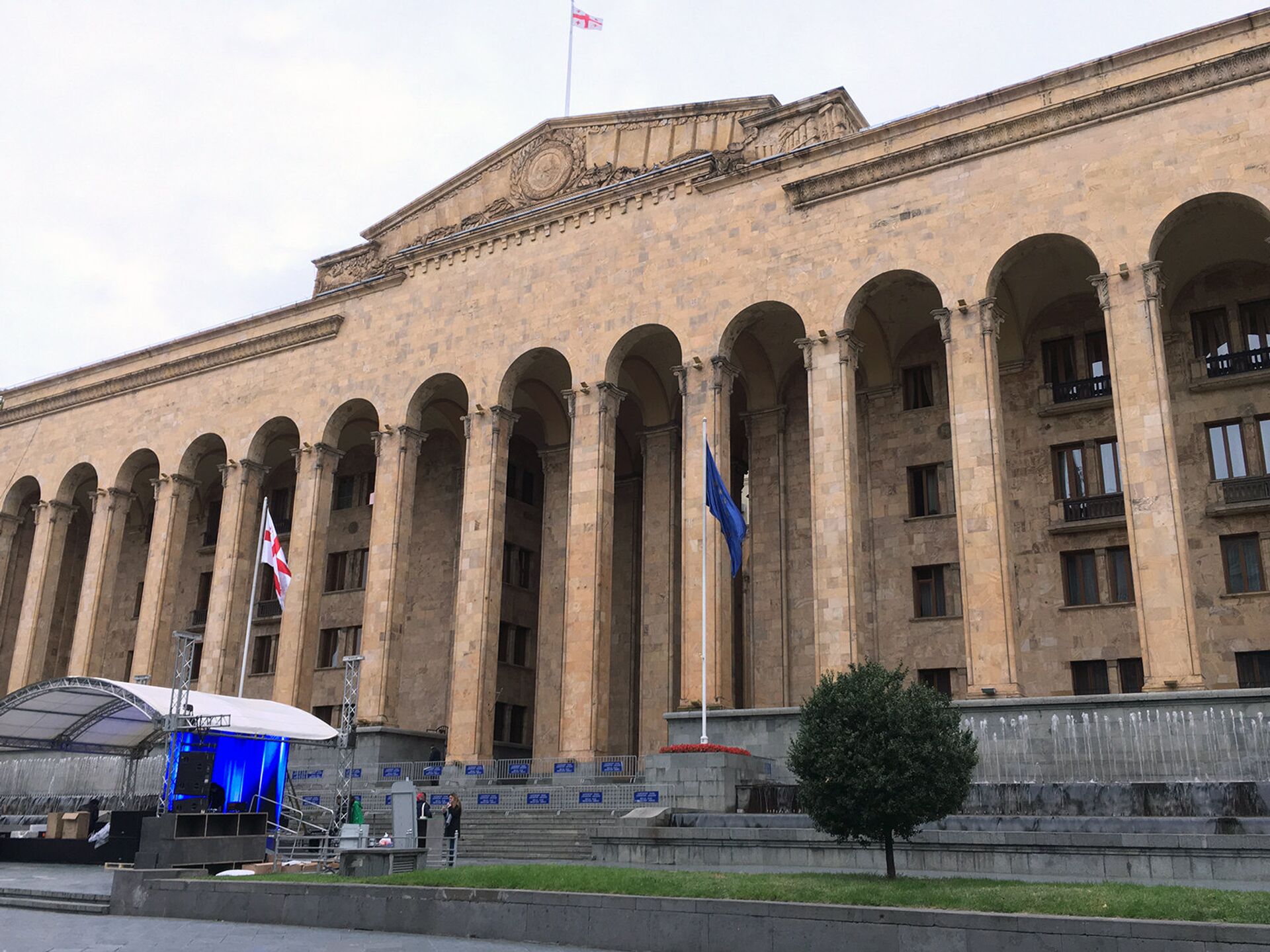 Спутник армения. Армения СССР. Парламент Армении снаружи флаг.