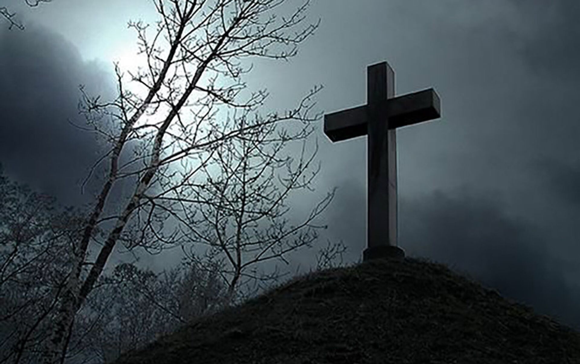 Похоронил мечту. Крест на кладбище. Черный крест на кладбище. Страшный крест. Одинокая могила.