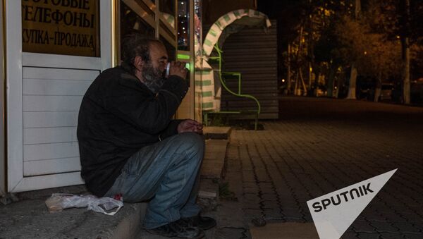 Бездомные люди. Ереван - Sputnik Армения