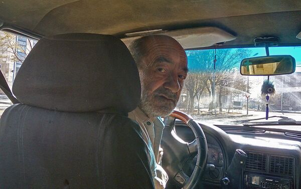 Водитель такси Сережа, который остался без ног и потерял несколько пальцев Водитель такси Сережа, который остался без ног и потерял несколько пальцев - Sputnik Армения