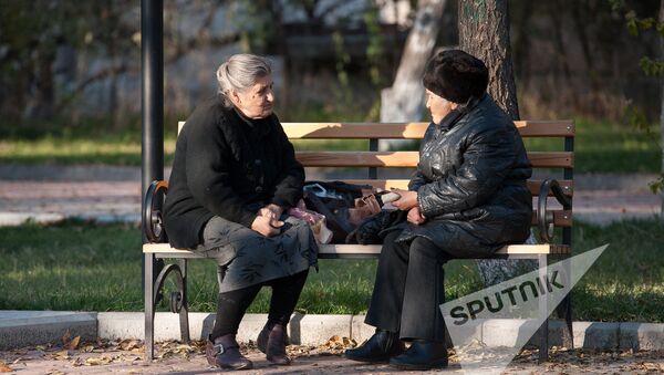 Бабушки в Ереване. Возможно, обсуждают киберспорт. Архивное фото. - Sputnik Армения