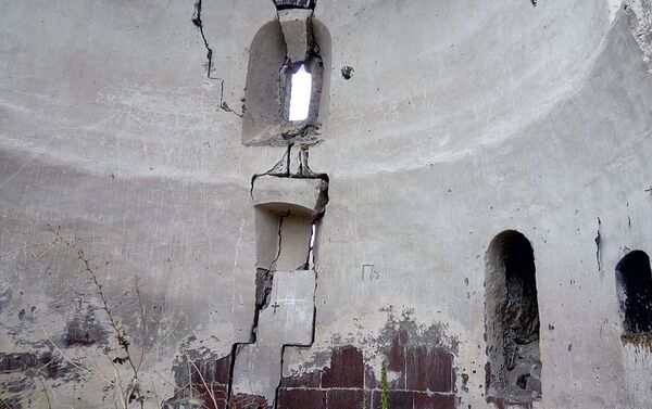 Խոնարհված եկեղեցու պատերին խորը ճեղքեր կան - Sputnik Արմենիա