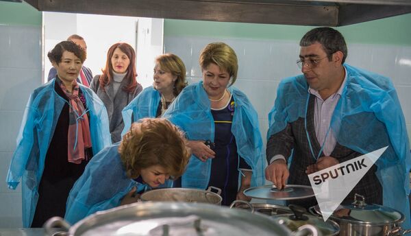 Первая леди Армении Рита Саргсян посетила дом-интернат в Норк-Мараше Первая леди Армении Рита Саргсян посетила дом-интернат в Норк-Мараше - Sputnik Армения