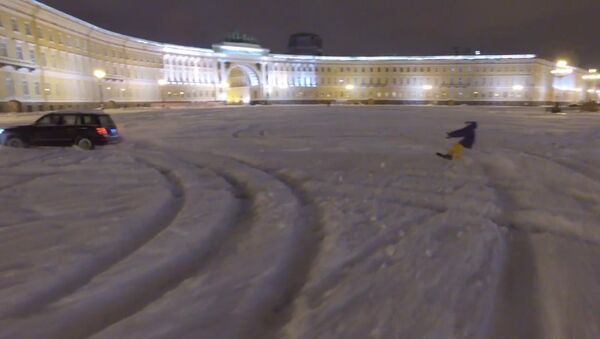 Спутник_Экстремал на сноуборде проехал по заснеженной Дворцовой площади в Петербурге - Sputnik Армения