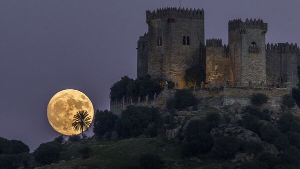 Луна поднимается за замком Альмодовар в Кордове (Испания) - Sputnik Армения