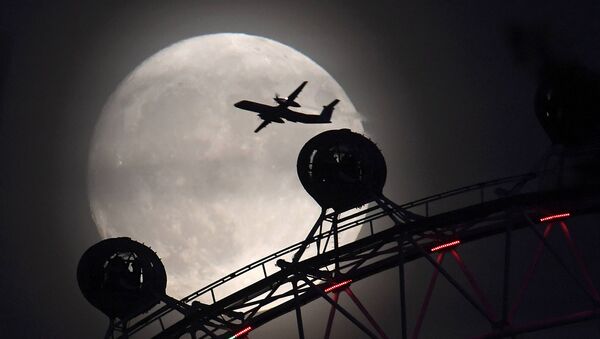 Чертово колесо в Лондоне и самолет во время суперлуния в Лондоне, Великобритания - Sputnik Армения