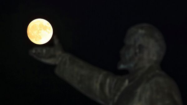 Супер луна и статуя Владимира Ленина в Байконуре, Казахстан - Sputnik Արմենիա